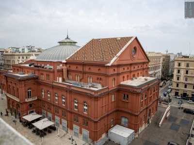 ...e poi l�inconfondibile rosso amaranto del teatro Petruzzelli...